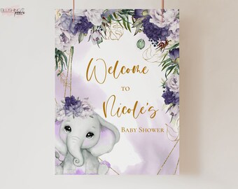 Puede incluir: Un cartel de bienvenida floral morado y blanco con un marco dorado y un lindo elefante de dibujos animados con una corona de flores. El cartel dice "Bienvenido a la fiesta de bienvenida al bebé de Nicole".