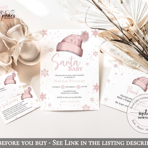 Op de afbeelding: Roze en witte babyborrel uitnodiging met een roze kerstmanmuts illustratie en sneeuwvlokken. De tekst luidt "Santa Baby" en bevat de naam "Natalie Williams".