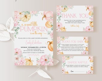 Puede incluir: Un conjunto de invitaciones y tarjetas para baby shower con temática de calabaza. La invitación principal dice "Un pequeño y dulce calabacín está en camino". El diseño incluye calabazas rosas y melocotón y detalles florales.