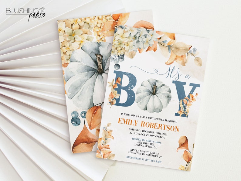 K&ouml;nnte beinhalten: Eine Babyparty-Einladung mit einem Aquarelldesign mit K&uuml;rbissen, Bl&auml;ttern und Beeren. Die Einladung ist f&uuml;r Emily Robertson und lautet "Es ist ein Junge" in blauen Buchstaben.
