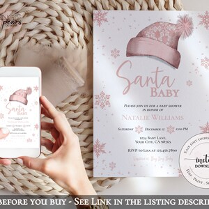 Op de afbeelding: Roze en witte babyborrel uitnodiging met een kerstmanmuts en sneeuwvlokken, met de tekst "Santa Baby". De uitnodiging bevat de datum, tijd en locatie van de babyborrel. Het bevat ook de tekst "Eenvoudig zelf bewerken" en "Direct downloaden".