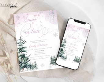 Könnte beinhalten: Eine rosafarbene und weiße Einladung zu einer Brautparty mit Winterthema. Die Einladung zeigt eine verschneite Waldszene mit Kiefern und Schneeflocken. Der Text auf der Einladung lautet "Snow in love" und enthält den Namen der Braut, Datum, Uhrzeit und Ort. Die Einladung ist auch als digitale Datei für mobile Geräte verfügbar.