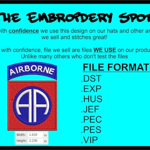 以下が含まれることがあります： 「AIRBORNE」の文字が刺繍されたパッチ。赤い正方形の上に青い円と「AA」の文字が配置されています。パッチの幅は4.09cm、高さは5.68cmです。画像には刺繍デザインのファイル形式も記載されています。