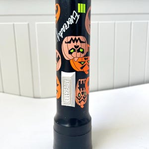 Vintage 1980s inspirierte Halloween-Taschenlampe mit Halloween-Kürbissen - funktioniert