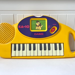 ヴィンテージ カシオ KA-10 キッズ 24 キー キーボード 動物の音 - 動作テスト済み - 犬カード付属 - イエロー シンセサイザー