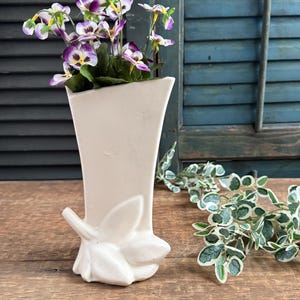 Vintage McCoy Lily Bud Vase - Matte Creamy White Glaze - NELSON McCoy Art Pottery Vase - 8" White Lily Bud Vase