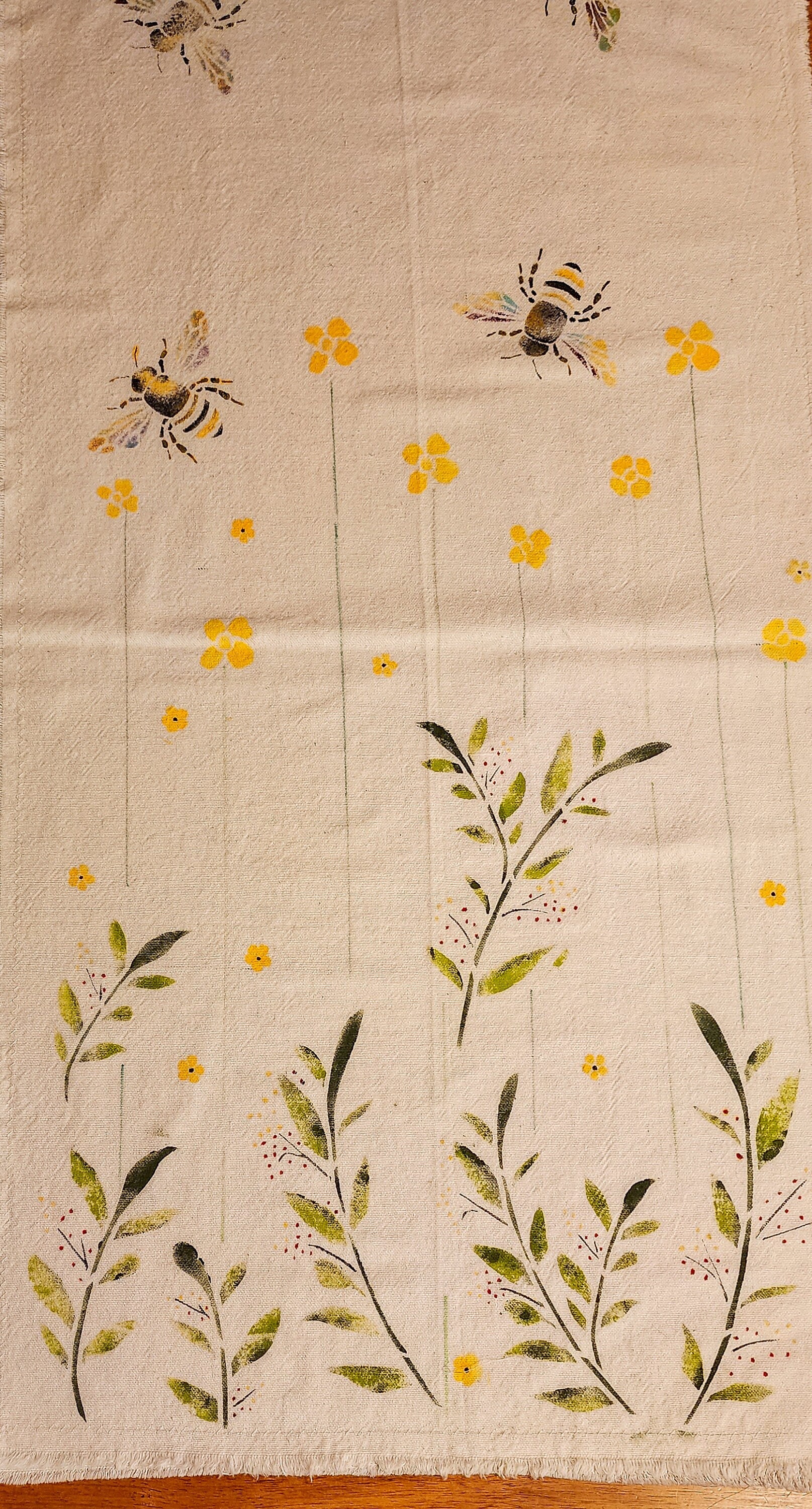 Table Runner With Bees, Honey Bee Print Décor, Bee Fabric Linen, Bumblebee  Kitchen Decoration, Gift for Bee Lover, Gift Idea for Beekeeper 