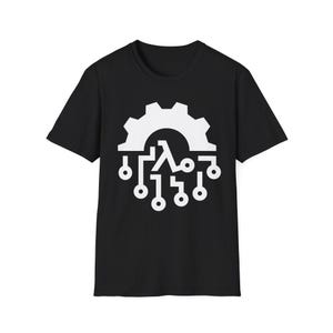 Könnte beinhalten: Ein schwarzes Kurzarm-T-Shirt mit einem weißen Grafikdruck auf der Brust. Das Design besteht aus einem Zahnradsymbol über einem Leiterplattenmuster, das das griechische Lambda-Symbol in der Mitte des elektronischen Layouts integriert.