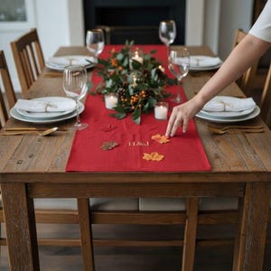 Höströd linneduk med broderade servetter, personlig höstdekoration för bröllopsdag