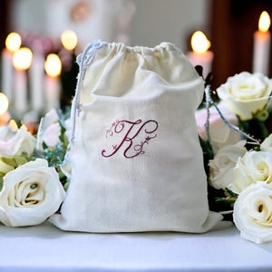 Borsa porta soldi da sposa/ Borsa con coulisse in lino con iniziale personalizzata ricamata/ Carta regalo di lusso personalizzata/ Proposta di matrimonio per damigella d'onore/ Regalo di nozze per i genitori