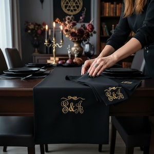 Chemin de table en lin délavé brodé sur mesure : décor noir et or, cadeau personnalisé