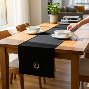 Chemin de table en lin délavé monogrammé : broderie noire et or, cadeau personnalisé