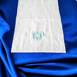 Op maat geborduurde stonewashed linnen tafelloper/dressoir sjaal monogram ouderhuwelijkscadeaus/Gepersonaliseerde zus cadeau van zus