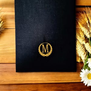 Zwarte tafelloper Gouden monogram op maat geborduurd/Gepersonaliseerde stonewashed linnen tafelsjaal Feestdecoratie/Nieuw appartementcadeaus