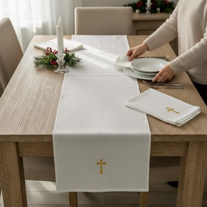 Personlig bordslöpare i linne och korsbroderade servetter, juldekoration för ortodoxa bröllop