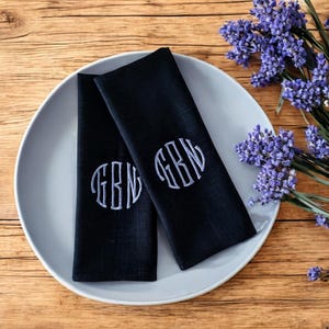 ブラックストーンウォッシュリネンナプキン、カスタム刺繍入り屋外ホスティングデコレーション、パーソナライズされたナプキン、新婚ギフト/婚約プレゼント、親友