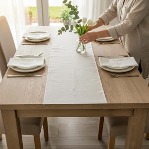 Löpare i linne och korsbroderade servetter: Personlig ortodox middagsdekoration