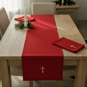 Personlig röd linnelöpare och korsbroderade servetter: Ortodox juldekoration
