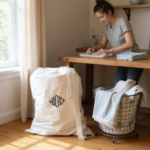 Linnen waszak met monogram: op maat gemaakte geborduurde reistas, huwelijkscadeaus