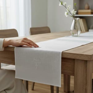 Personlig linnekorslöpare och broderade servetter: Dopdekor