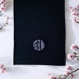 Zwart stonewashed linnen tafelloper monogram op maat geborduurd/ gepersonaliseerde cadeaus voor haar/ buiten vakantie hosting decor Nieuw appartement cadeau