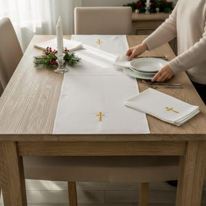 Personlig bordlöpare i linne och korsbroderade servetter: Ortodox juldekoration