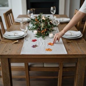 Personlig höstlövare i linne och broderade servetter, höstbröllopsdekoration