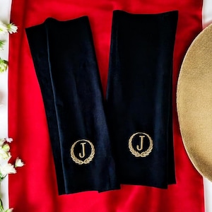 ブラックゴールドモノグラムストーンウォッシュリネンナプキンセットカスタム刺繍/パーソナライズされたナプキンウェディングベストフレンドギフト/花嫁花婿のプレゼント
