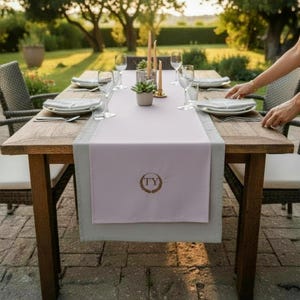 Chemin de table en lin lilas : monogramme doré brodé sur mesure, foulard de commode personnalisé