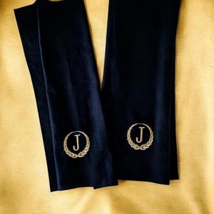 Schwarze stonewashed Leinenservietten Goldmonogramm individuell gestickte Personalisierte Stoffservietten Set Bday Bestfriend Geschenk Braut Bräutigam vorhanden