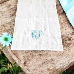 Echarpe de chemin de table en lin délavée brodée sur mesure/ Décoration de dessus de commode d&#39;hébergement en plein air Cadeau de mariage/ Dîner de répétition Cadeau pour nouvel appartement