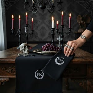 Chemin de table gothique, lin noir délavé, broderie monogramme personnalisée, décoration Whimsigoth personnalisée