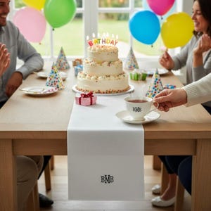 Chemin de table en lin monogrammé : Écharpe de commode brodée sur mesure, cadeau personnalisé