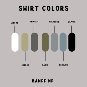 K&ouml;nnte beinhalten: Grafik mit Hemdfarbenoptionen. Der Text "SHIRT COLORS" steht oben. Zu den Farben geh&ouml;ren Wei&szlig;, Khaki, Pfeffer, Salbei, Granit, Eisblau und Schwarz. Der Text "BANFF NP" steht unten.