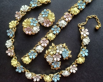Parure completo Trifari tono dorado esmalte flores de pedrería collar pulsera pendientes broche "Fleurette" vintage 1960s