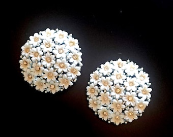 Lisner silvertone earrings with a bouquet of white flowers, vintage from the 1950s and 1960s.