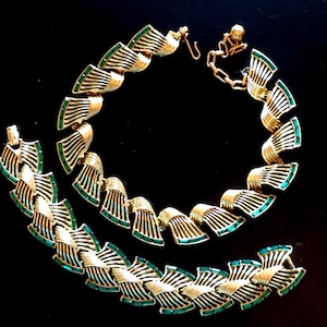 Kramer goldfarbenes Set mit grünem Fächermotiv, Vintage-Baguettes aus den 1950er Jahren.