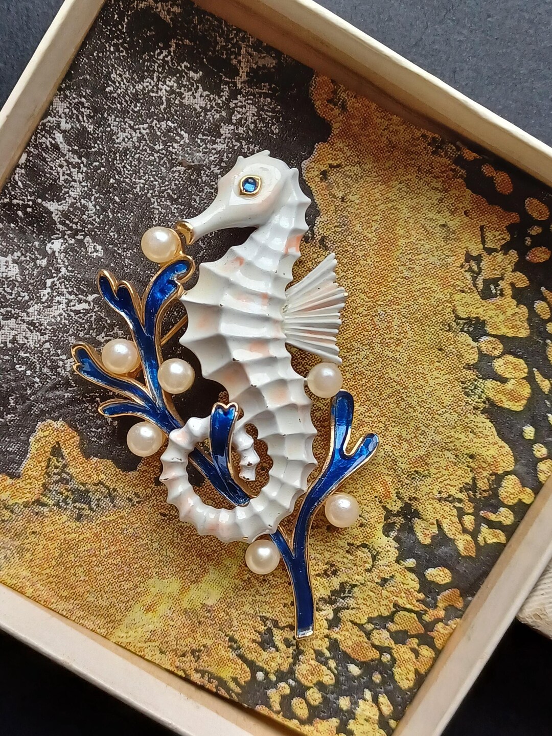 Broche hippocampe par Avon, finition plaquée or strass + perles, vintage des années 80 - France