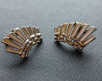 Pendientes Trifari de estilo egipcio en tono plateado vintage de la década de 1950 de Alfred Philippe