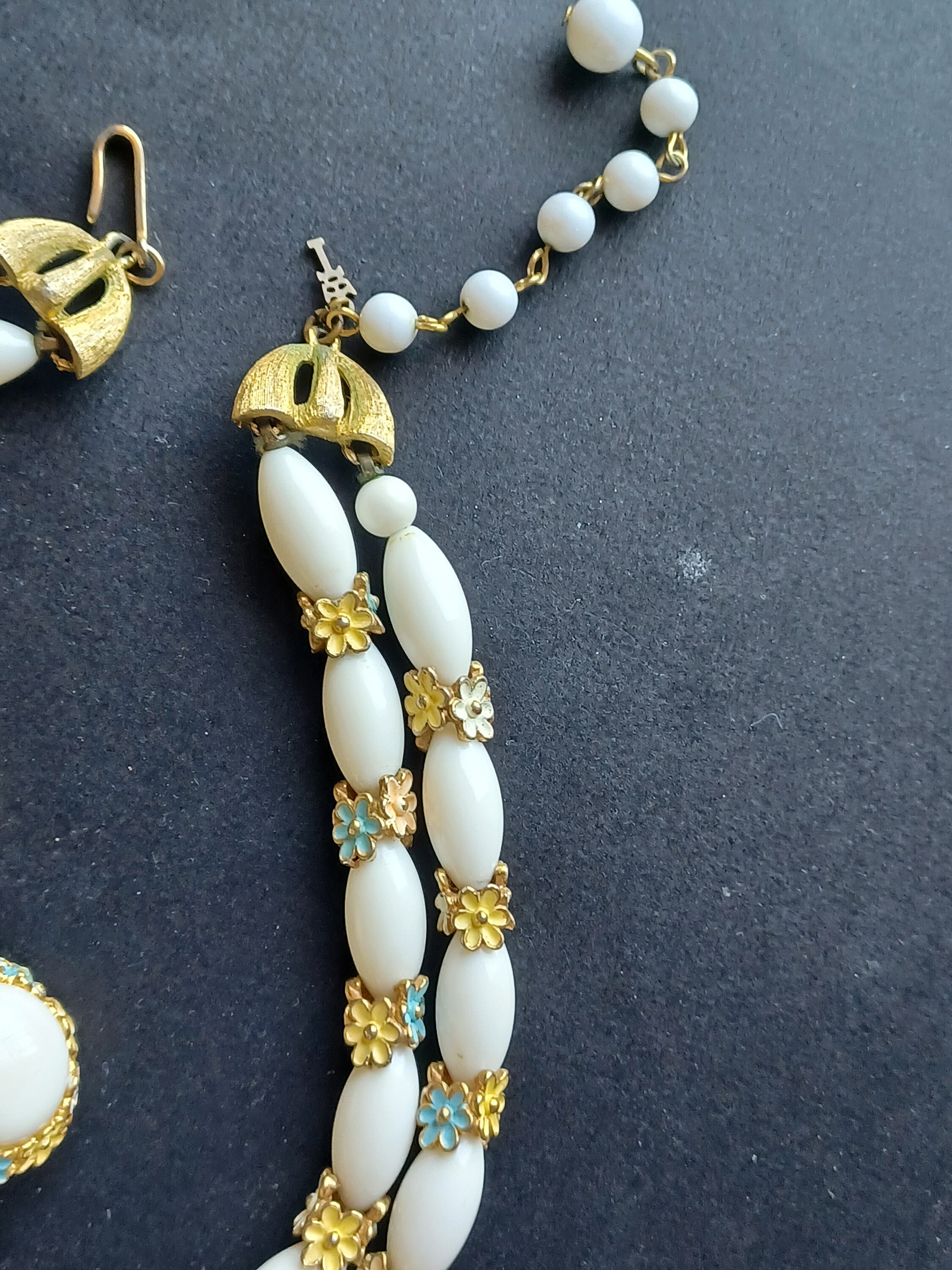 Collier Vintage Trifari - Pendentif Fleur En Verre Blanc Laité, Doré, Longueur 40.6 Cm