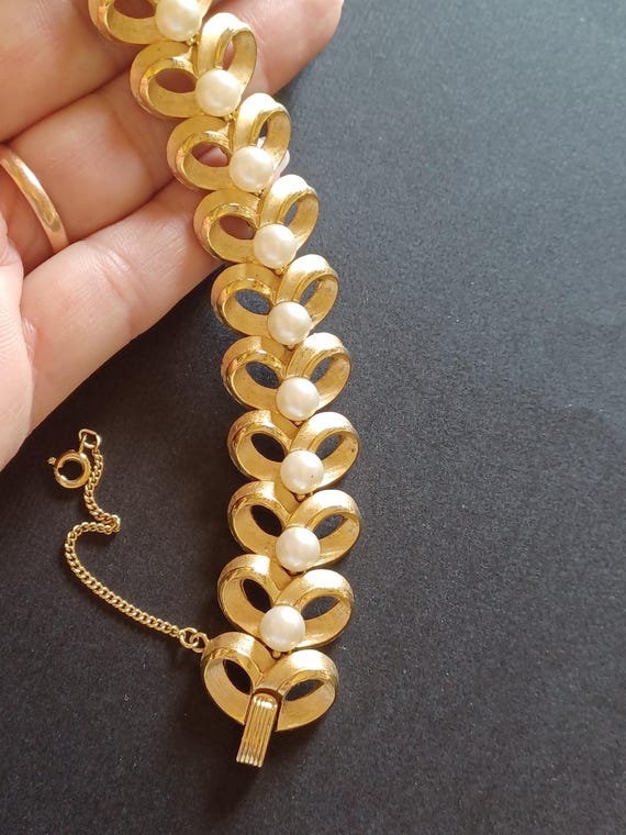 Bracciale Trifari goldtone fiocchi e perle vintage anni '60 View 6