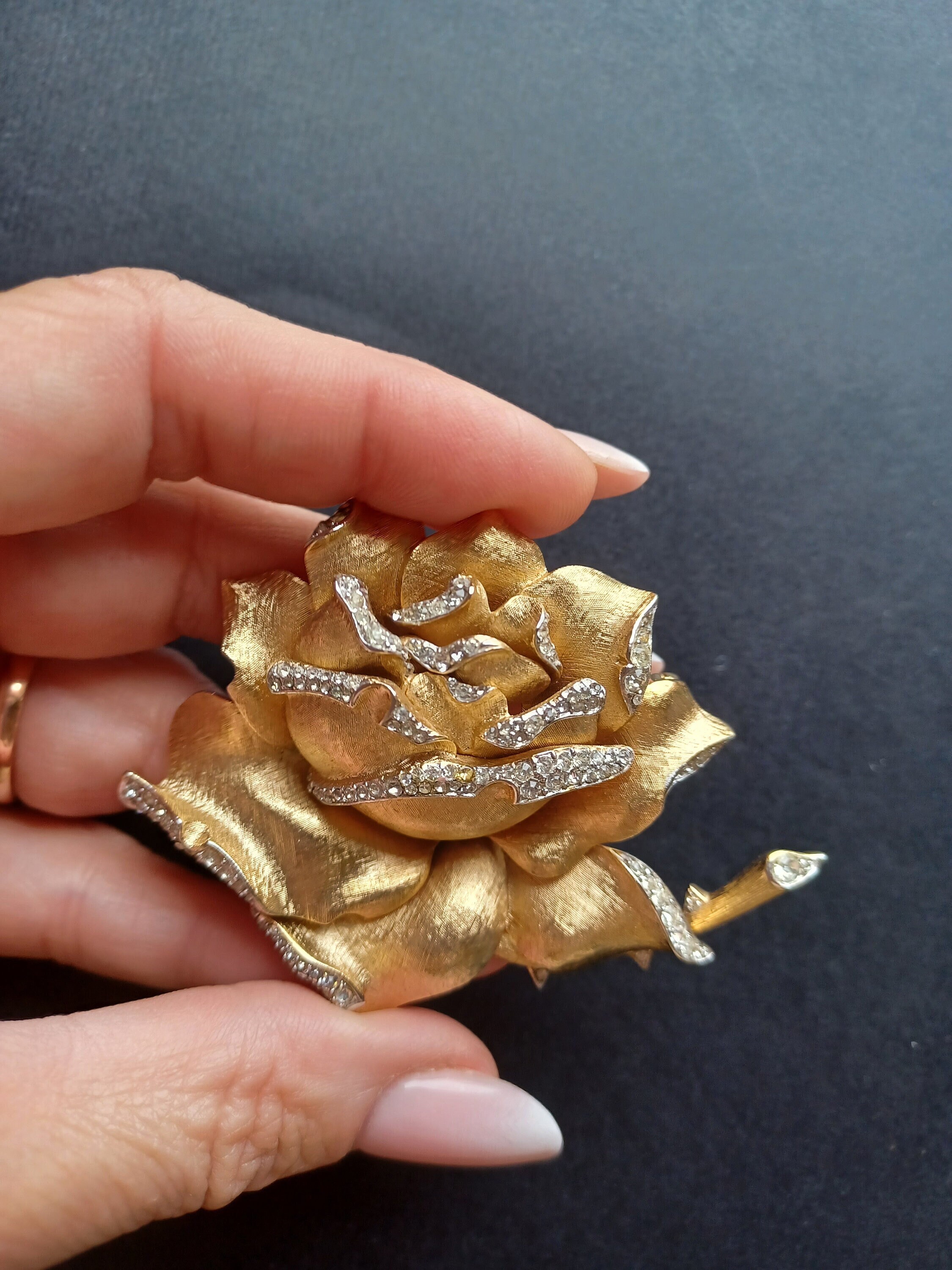 Trifari flower brooch - Etsy 日本 Trifari flower brooch - Etsy 日本