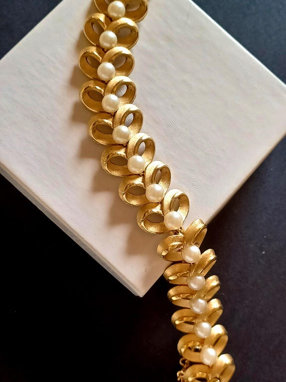Bracciale Trifari goldtone fiocchi e perle vintage anni '60 View 4