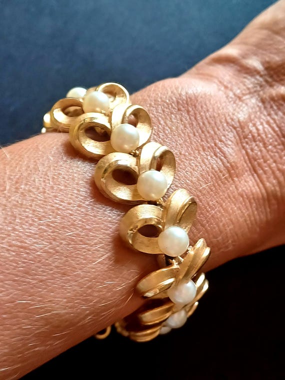 Bracciale Trifari goldtone fiocchi e perle vintage anni '60 View 3