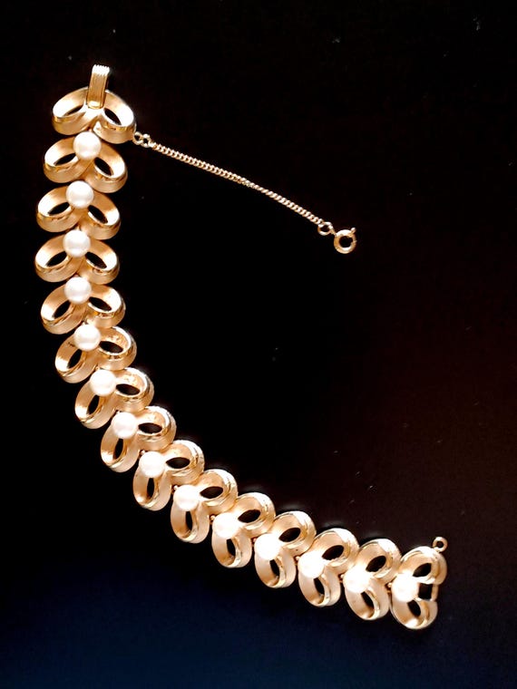 Bracciale Trifari goldtone fiocchi e perle vintage anni '60 View 2