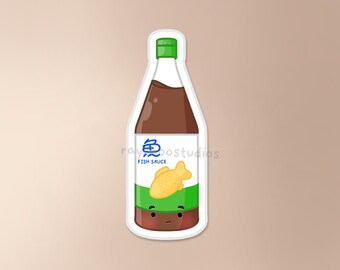 Może przedstawiać: Kreskówkowa ilustracja butelki sosu rybnego z zieloną nakrętką i uroczą buzią. Etykieta zawiera napis "Sos rybny" i stylizowany symbol ryby.