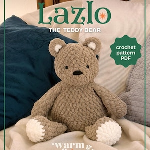 Op de afbeelding: Een gehaakte teddybeer genaamd Lazlo, met een bruin lichaam en witte accenten op de poten en oren. De afbeelding bevat de tekst "Lazlo The Teddy Bear", "crochet pattern PDF" en "warm & whimsy".