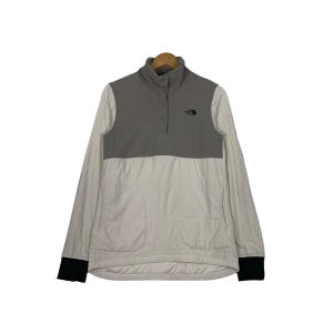 Könnte beinhalten: Ein grauer und weißer Langarm-Pullover mit einem Druckknopfverschluss am Kragen. Der Pullover hat ein Logo auf der rechten Brust.