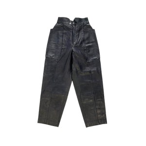 Może przedstawiać: Czarne skórzane spodnie z wysokim stanem i wieloma kieszeniami.