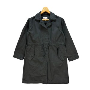 Könnte beinhalten: Eine dunkelgraue, langärmelige Jacke mit Kordelzug in der Taille und zwei Taschen. Die Jacke hat einen Kragen und einen Knopfverschluss.